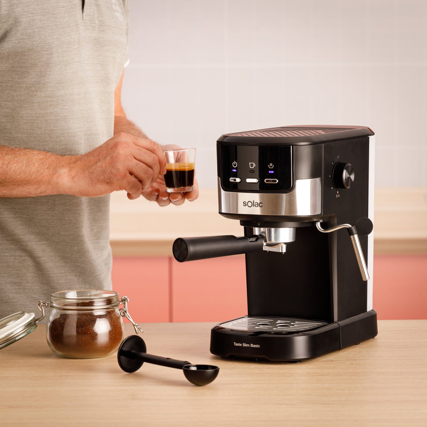 Goûtez la machine à expresso Slim Basic
