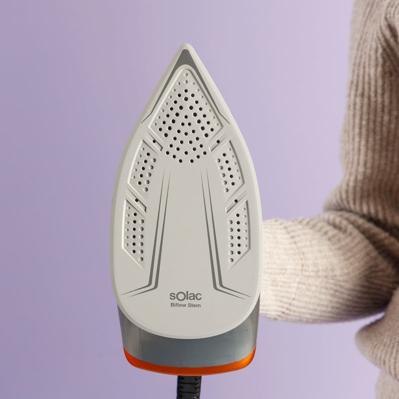 Planchado fluido, rápido y uniforme con suela cerámica Bi-Flow Steam