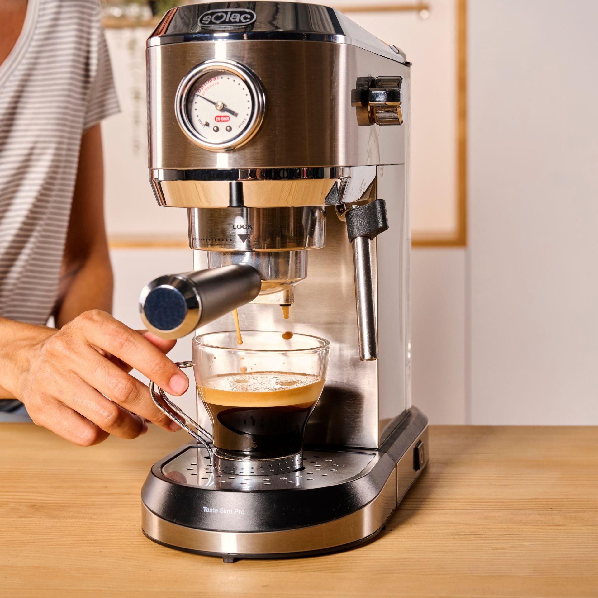 Cafetera profesional vertiendo espresso